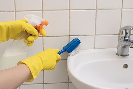 Nettoyer les joints et sanitaires après départ d’un locataire : erreurs à éviter