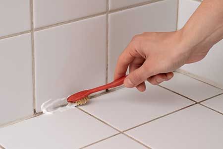 Comment décrasser efficacement les joints de salle de bain en fin de location pour un état des lieux irréprochable